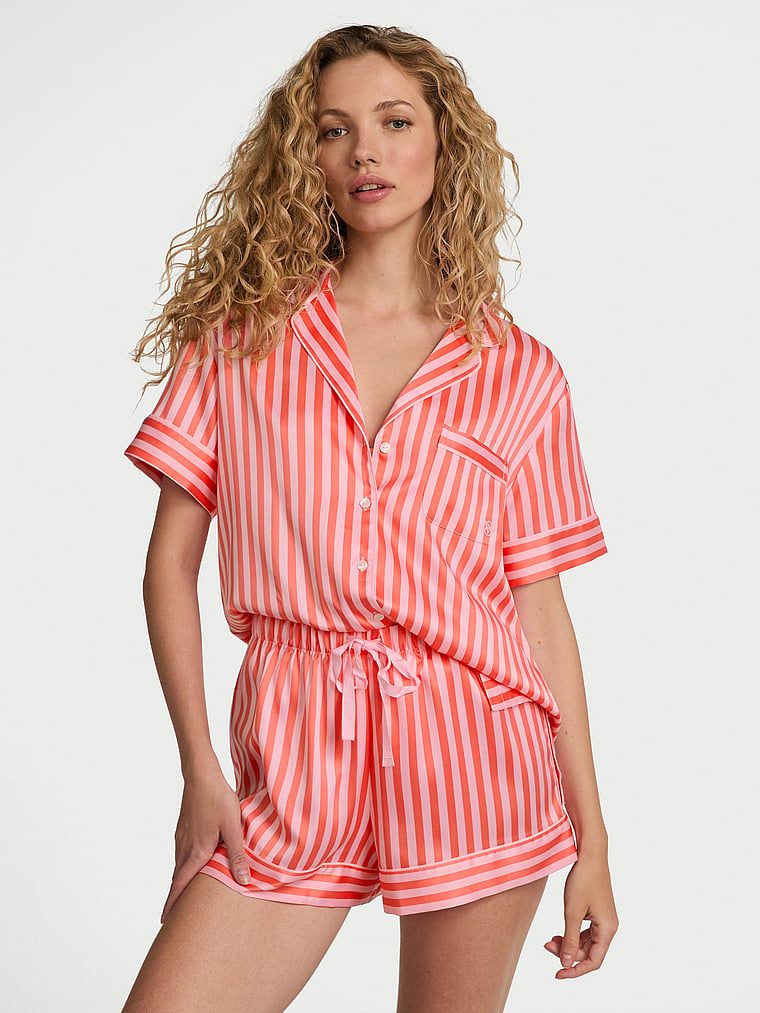 Pijamale din satin lucios cu pantaloni scurți din satin smălțuit. Produsul are un model în dungi și provine din colecția Victoria's Secret.