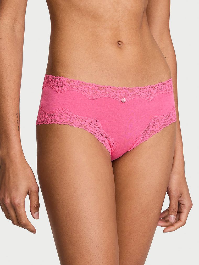 Chiloți de bumbac cu dantelă pe margini, dantelă-talie obraznică. Produsul este roz și provine din colecția Lace Trim.