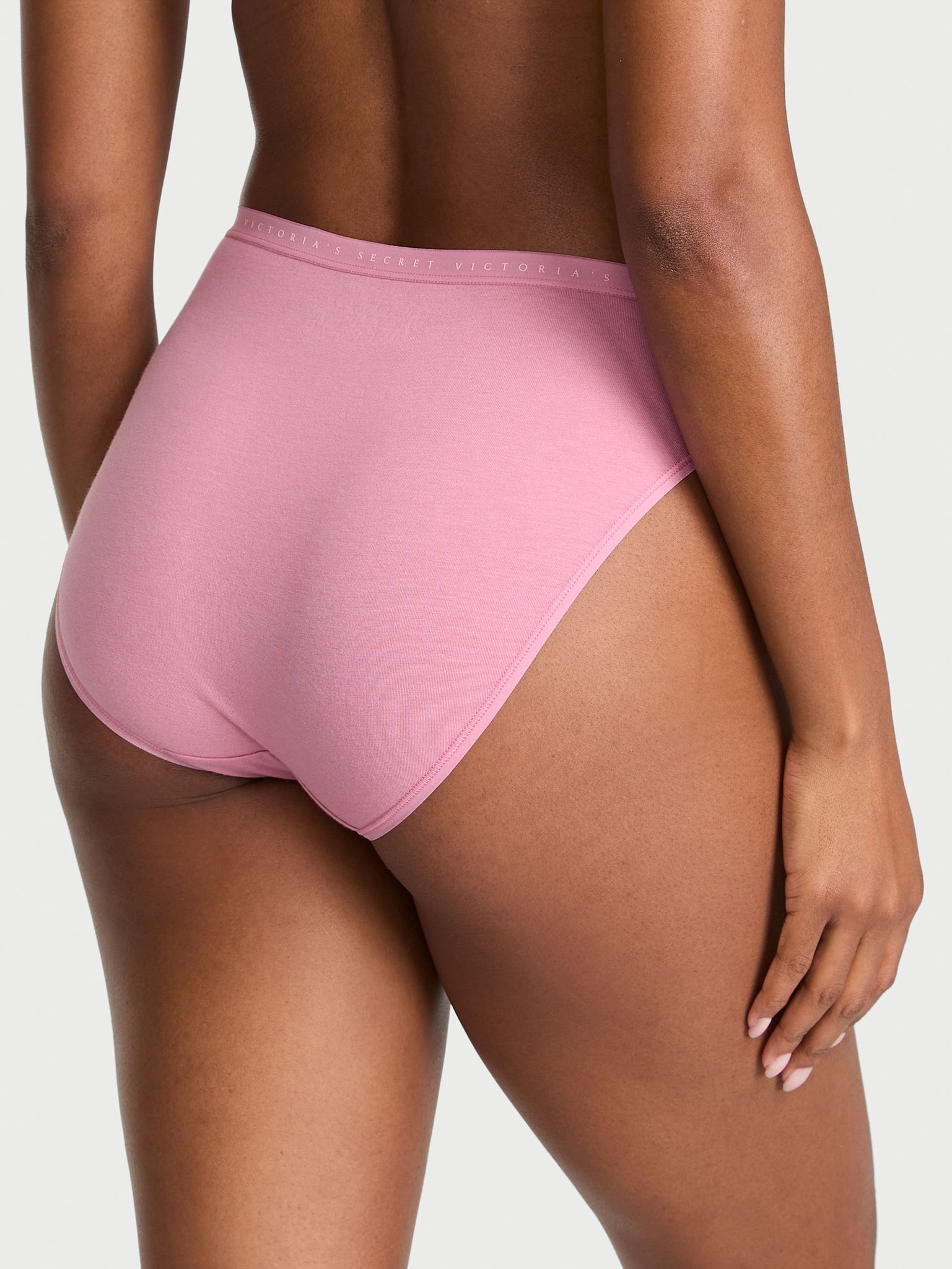 Chiloți din bumbac High-Leg Slip cu picioare înalte. Produsul este roz și provine din colecția Victoria's Secret.