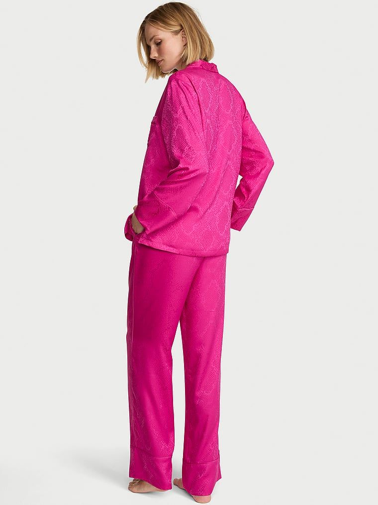 Pijamale semnătură din satin cu mâneci lungi. Produsul este roz și provine din colecția Victoria's Secret.