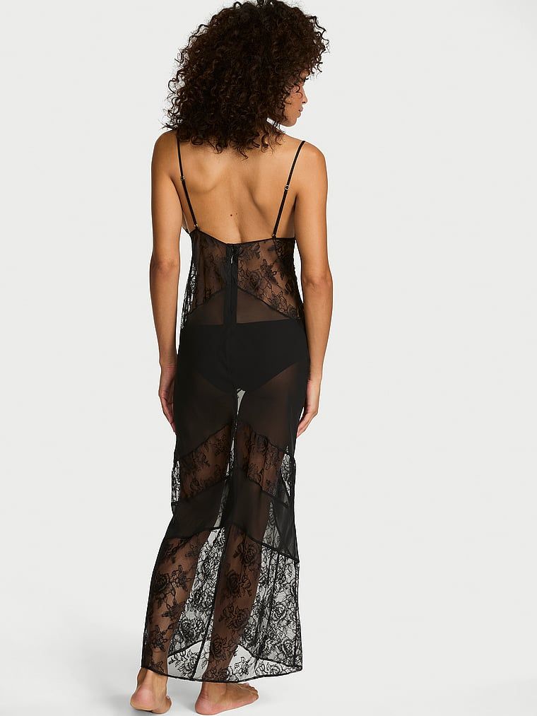 Cămașă de noapte din șifon și dantelă maxi. Produsul este negru și provine din colecția Very Sexy.