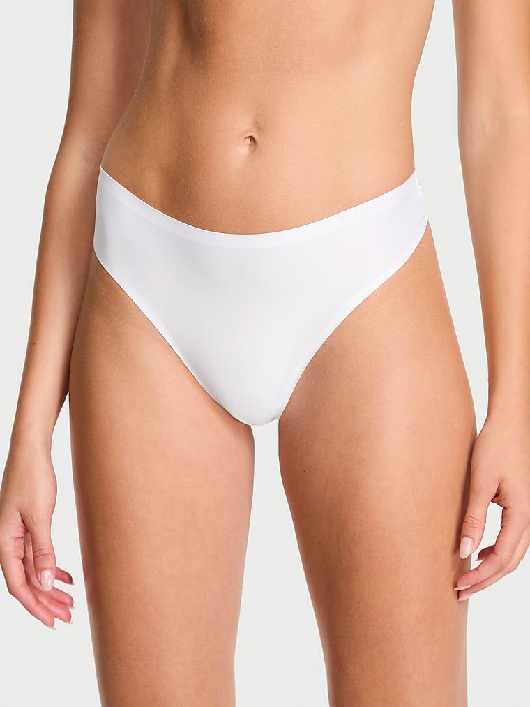 Tanga din microfibră flexibilă. Produsul este alb și provine din colecția Body by Victoria.