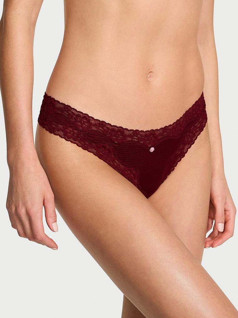 Tanga din bumbac cu dungi cu dantelă pe margini. Produsul este de culoare roșie și provine din colecția Lace Trim.
