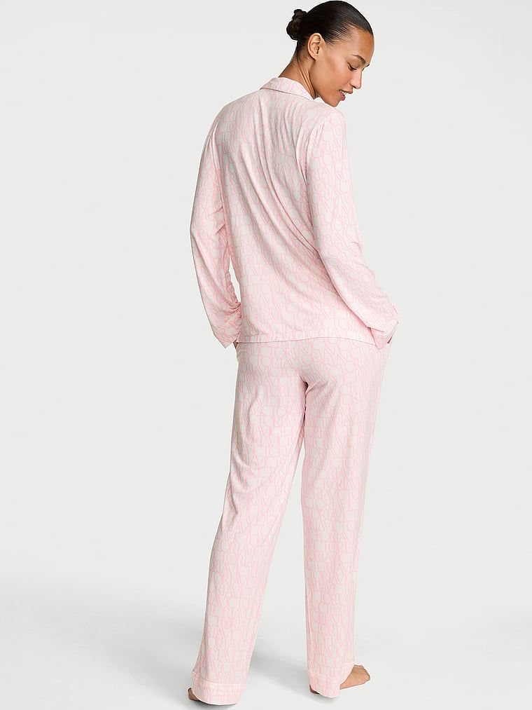 Pijamale modale cu mâneci lungi SoSoft. Produsul este modelat și provine din colecția Victoria's Secret.