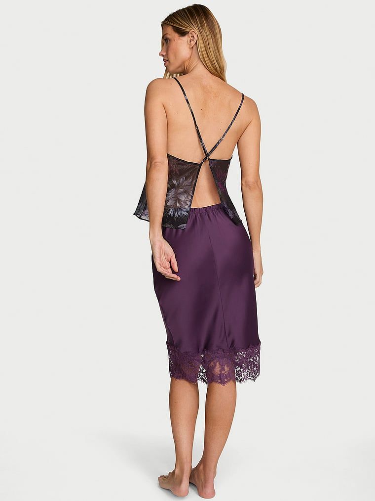 Fustă de satin finisată cu dantelă. Produsul este de culoare mov și provine din colecția Dream Angels.