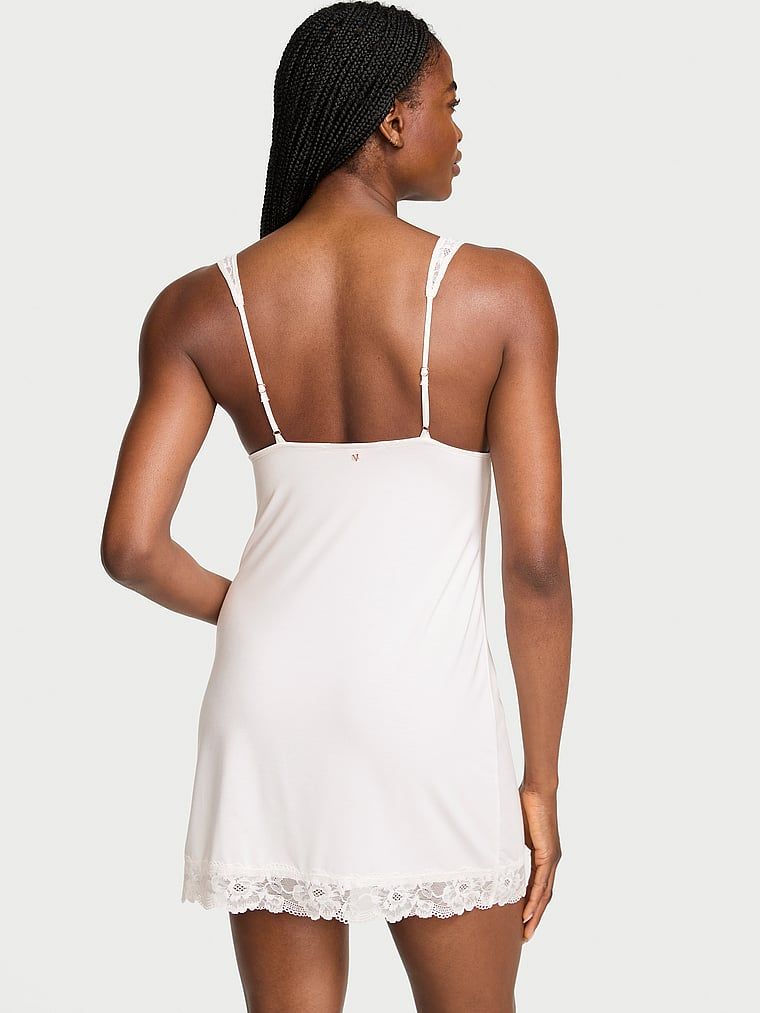 Cămașă de noapte realizată din SoSoft modal. Produsul este alb și provine din colecția Victoria's Secret.