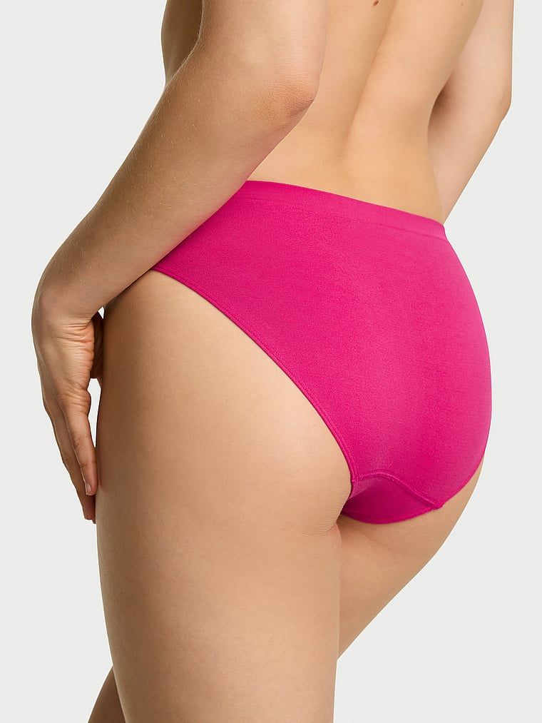Chiloți de bikini fără cusături. Produsul este roz și provine din colecția Seamless (Seamless Collection).