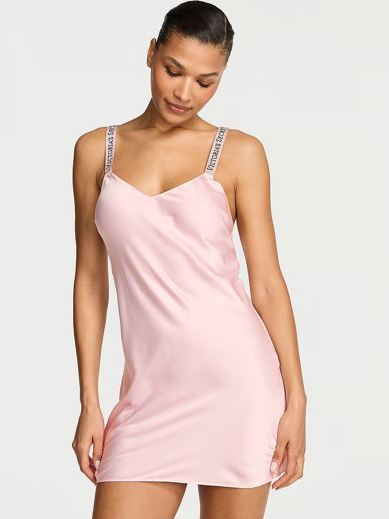 Cămașă de noapte din satin cu bretele lucioase Scattered Shine Strap Slip. Produsul este roz și provine din colecția Very Sexy.