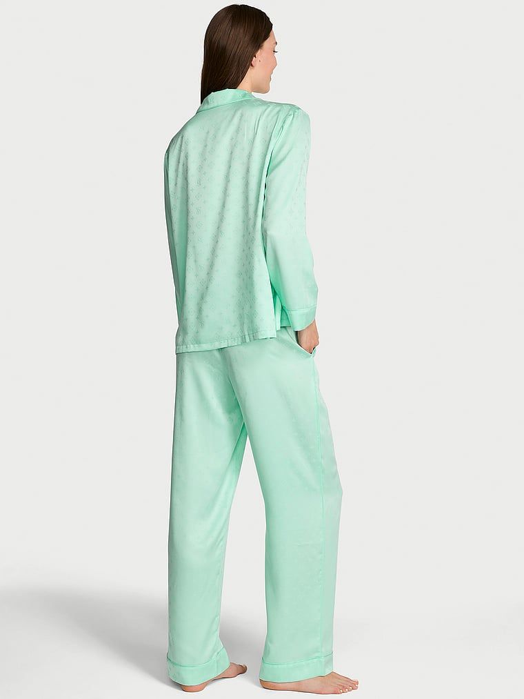 Pijamale din satin semnătură cu mâneci lungi. Produsul este de culoare verde și provine din colecția Victoria's Secret.