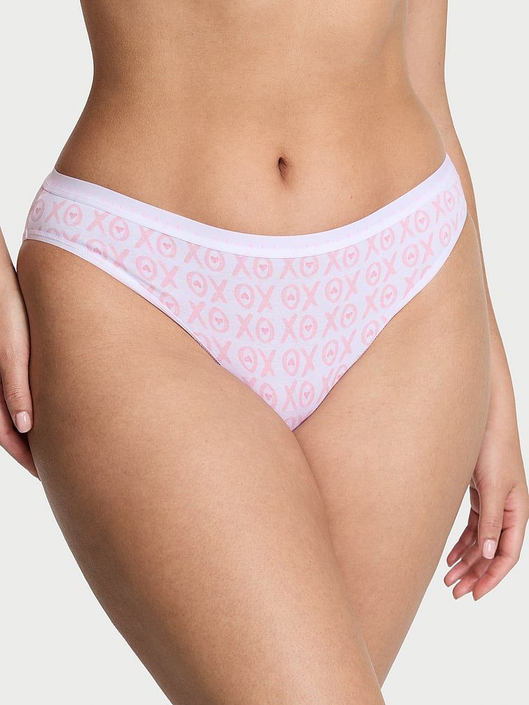 Chiloți de bumbac Bikini. Produsul este modelat și provine din colecția Victoria's Secret.