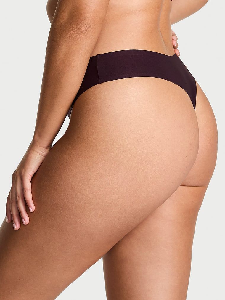 Tanga din microfibră flexibilă. Produsul este de culoare violet și provine din colecția Body by Victoria.