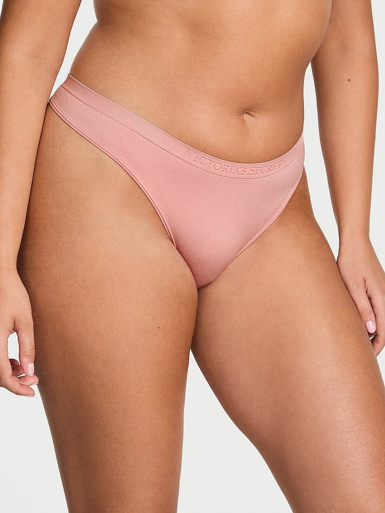 Tanga fără cusături Shine. Produsul este de culoare roz și provine din colecția Seamless