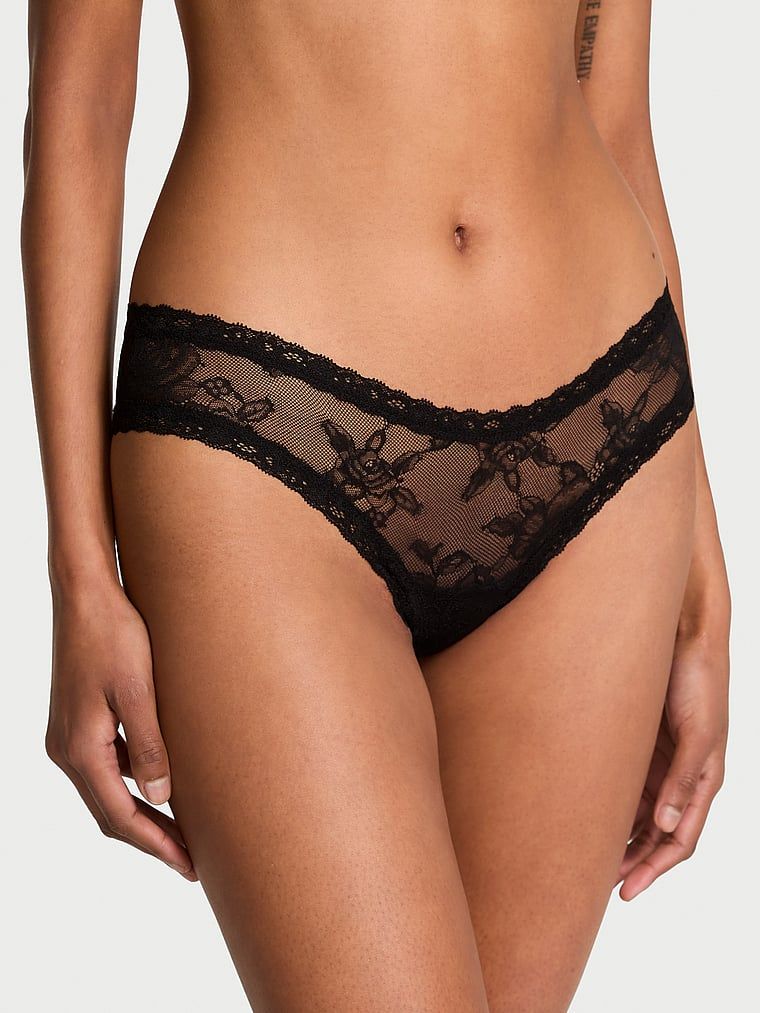 Chiloți Tease Heart Hardware cu dantelă deschisă la spate. Produsul este negru și provine din colecția Very Sexy.
