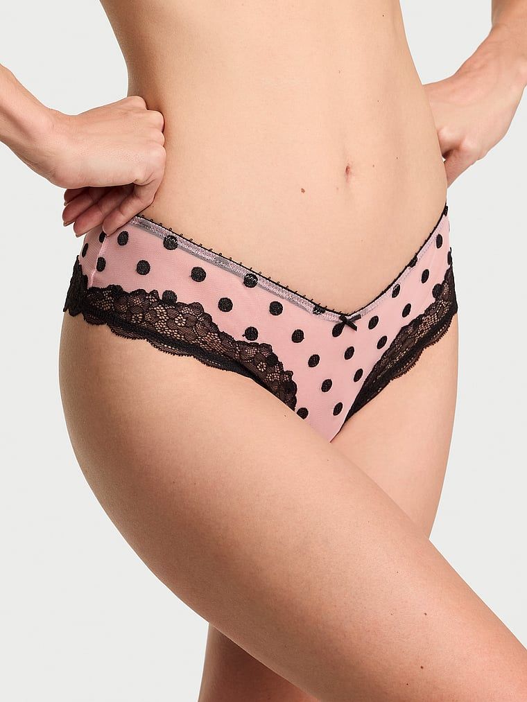 Chiloți din plasă cu buline și picioare înalte Tease Sheer Dot Cheeky. Produsul este modelat și provine din colecția Victoria's Secret.