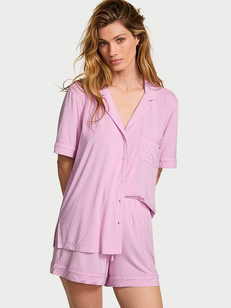 Pijamale modale cu pantaloni scurți SoSoft. Produsul este modelat și provine din colecția Victoria's Secret.