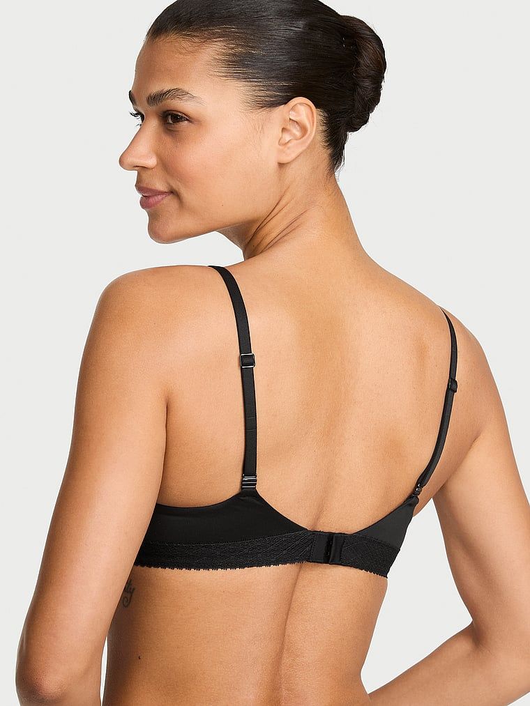 Suten ușor căptușit cu inserții demi din dantelă. Produsul este negru și provine din colecția Body by Victoria.