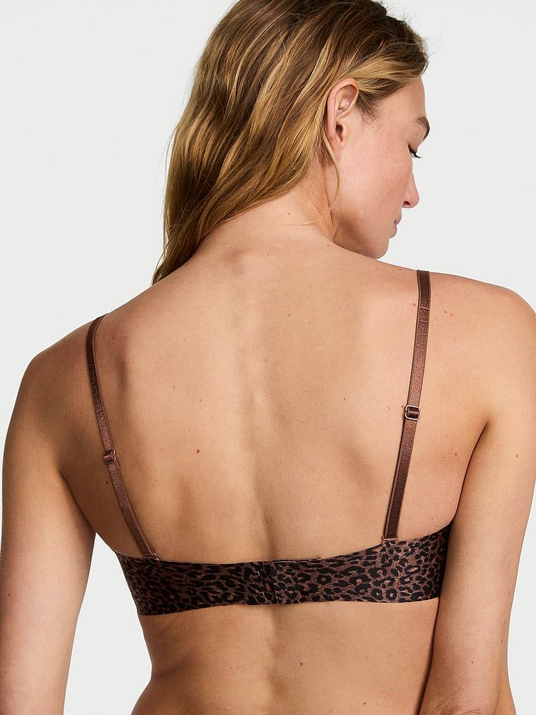 Sutien pushless fără bretele Uplift. Produsul este modelat și provine din colecția Invisible by Victoria's Secret.