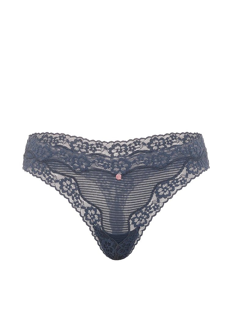 Tanga din bumbac cu dungi și dantelă pe margini. Produsul este albastru și provine din colecția Lace Trim.