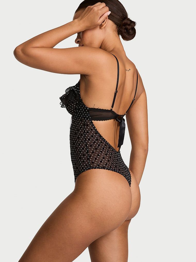 Costum cu buline, Tease Dot Ruffle. Produsul are o culoare cu model și provine din colecția Victoria's Secret.