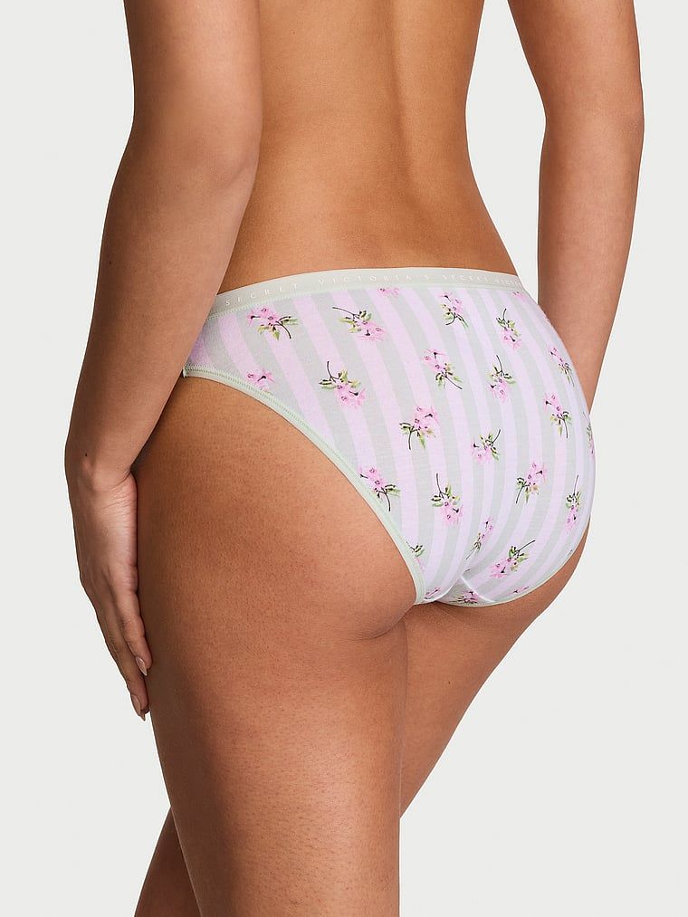 Chiloți de bumbac Bikini. Produsul este modelat și provine din colecția Victoria's Secret.