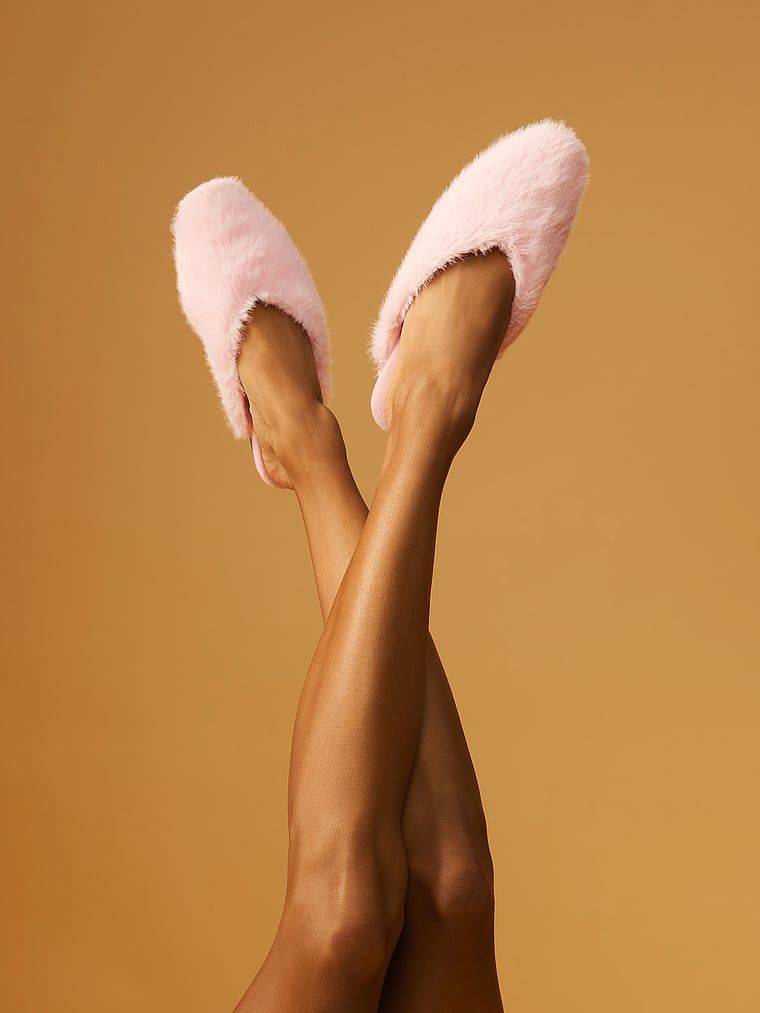 Papuci cu blană artificială. Produsul este roz și provine din colecția Victoria's Secret.