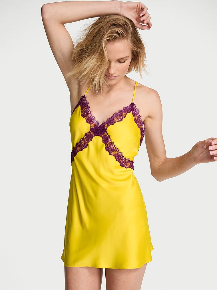 Cămașă de noapte din satin și trandafir. Produsul este galben și provine din colecția Very Sexy.