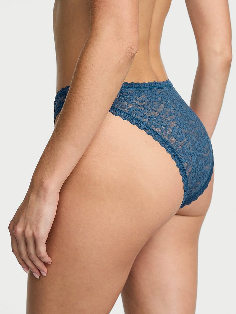 Chiloți din dantelă, dantelă anii '90. Produsul este albastru și provine din colecția Lacie.