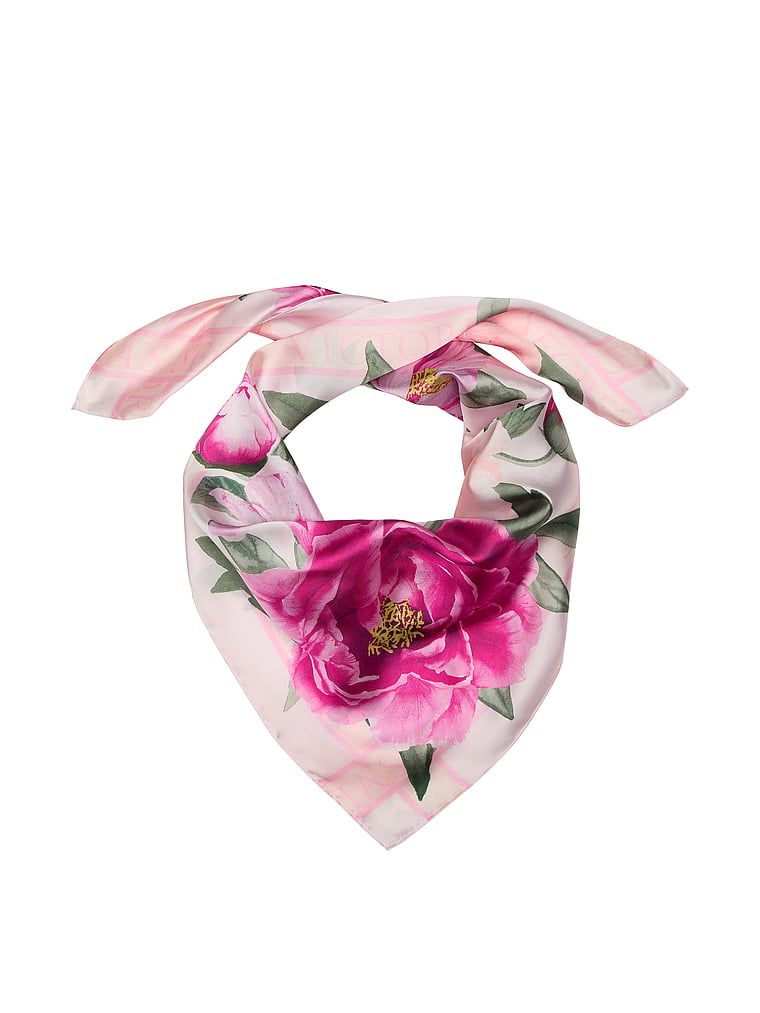 Șal din satin. Produsul este modelat și provine din colecția Victoria's Secret.