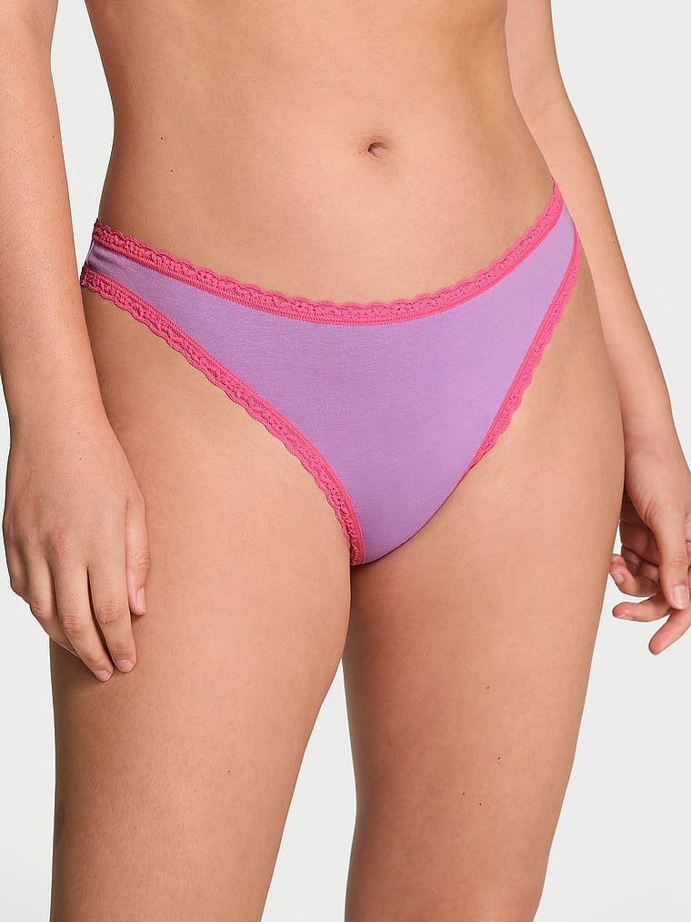Tanga de bumbac cu dantelă pe margini: talie din dantelă. Produsul este de culoare mov și provine din colecția Lace Trim.