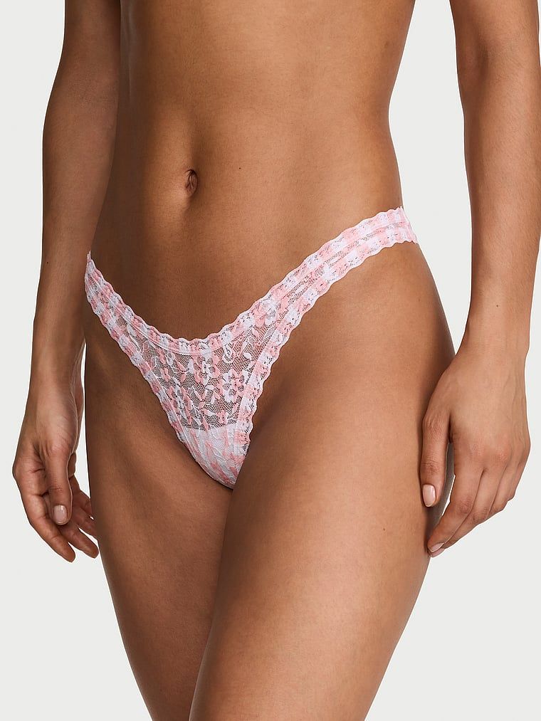 Tanga Ultra-Mini Scoop din dantelă. Produsul este modelat și provine din colecția Lacie.