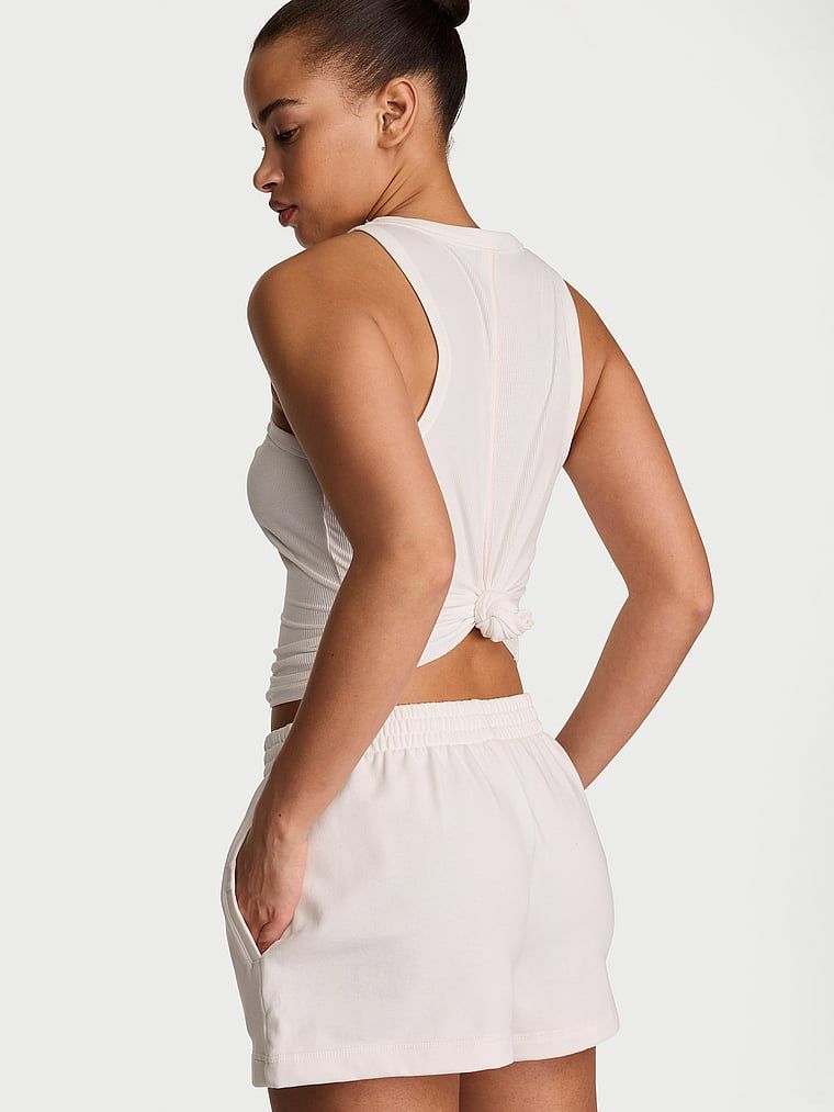 Pantaloni scurți de bumbac Terry în timpul liber. Produsul este alb și provine din colecția Angel Essentials.