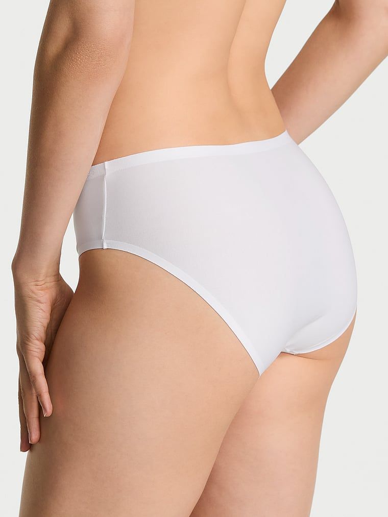 Chiloți bikini flexibili din microfibră. Produsul este alb și provine din colecția Body by Victoria.
