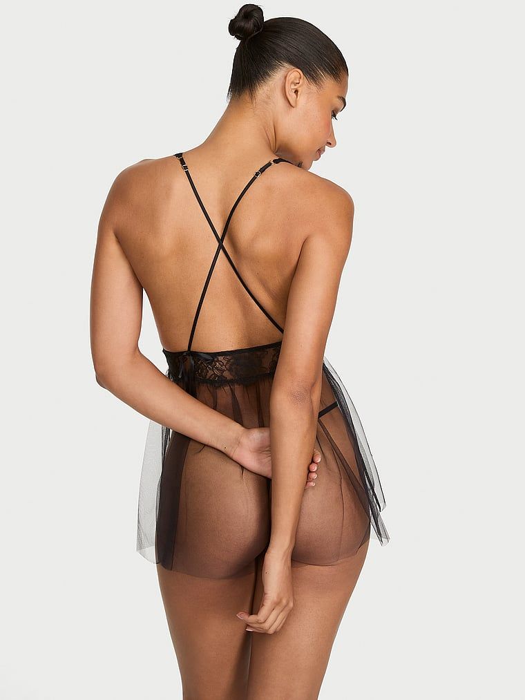 Jupon și tanga din dantelă. Produsul este negru și provine din colecția Very Sexy.