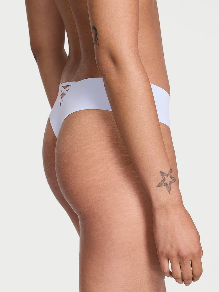 Tanga fără cusături cu bretele în spatele curelei No-Show. Produsul este de culoare violet și provine din colecția No-Show.