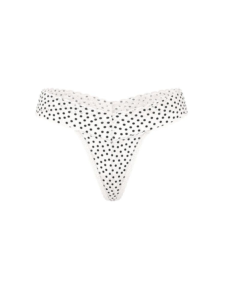 Tanga din dantelă. Produsul este modelat și provine din colecția Lacie.