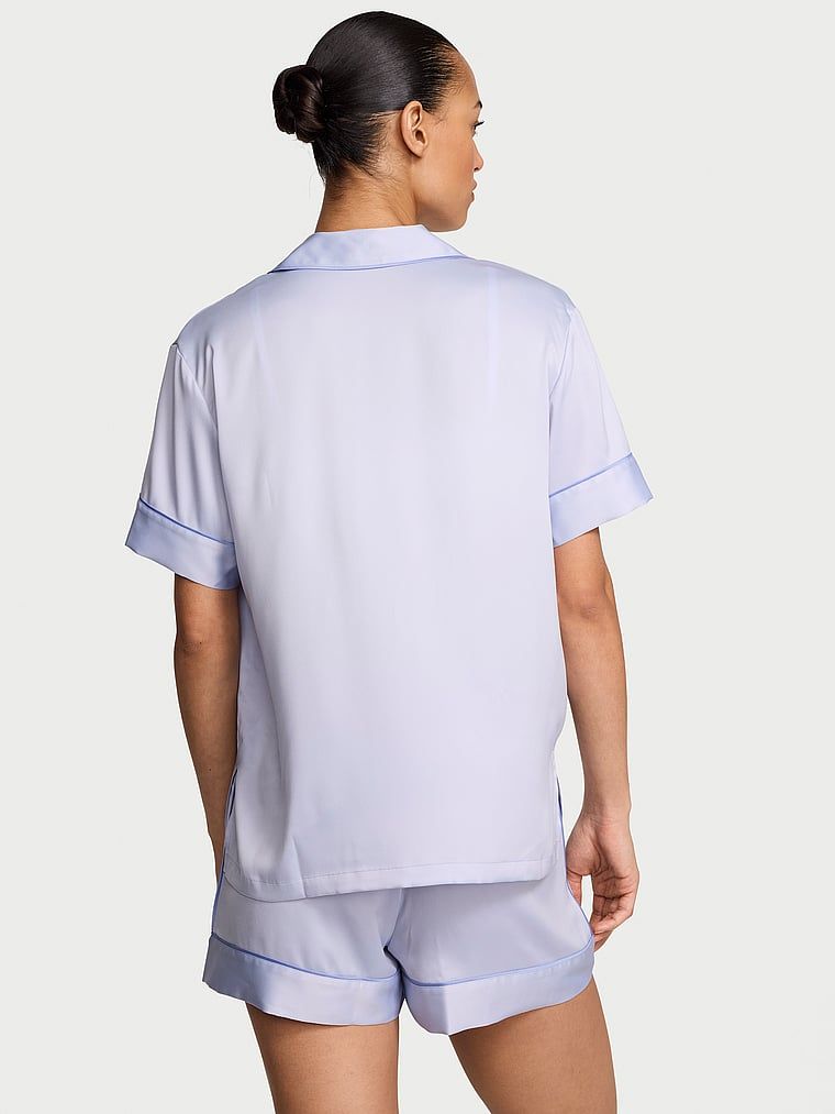 Pijamale de satin cu pantaloni scurți semnătură. Produsul este de culoare mov și provine din colecția Victoria's Secret.