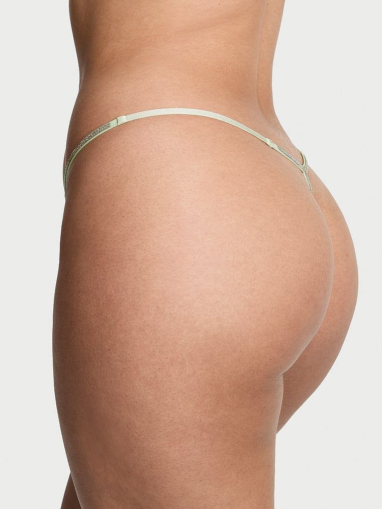 Tanga din dantelă cu bretele lucioase Twinkle Silver. Produsul este modelat și provine din colecția Dream Angels.
