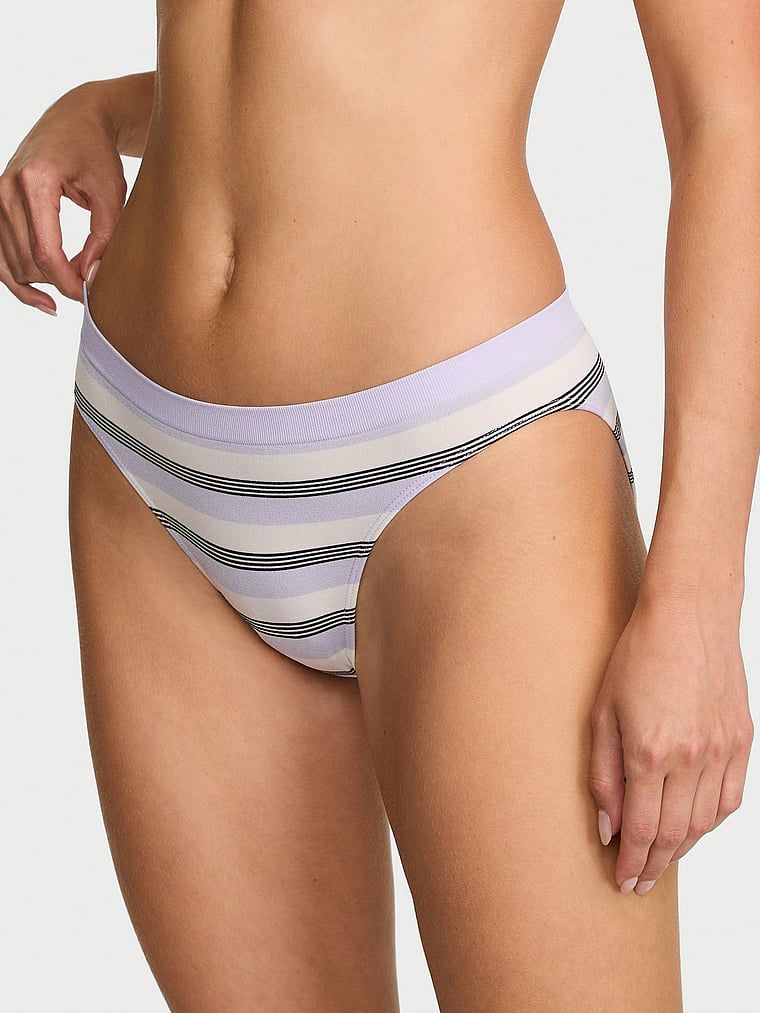 Chiloți de bikini cu dungi fără cusură. Produsul este modelat și provine din colecția Seamless (Seamless Collection).