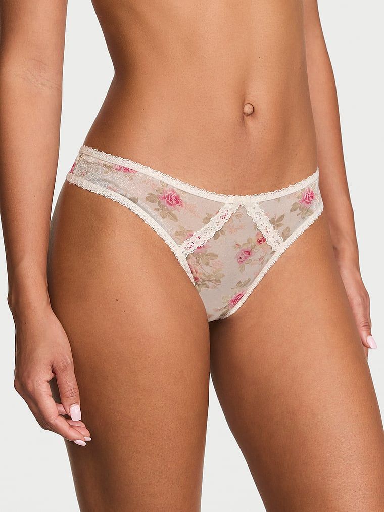 Strălucire pură, tanga strălucitoare. Produsul are o culoare florală și provine din colecția Dream Angels.