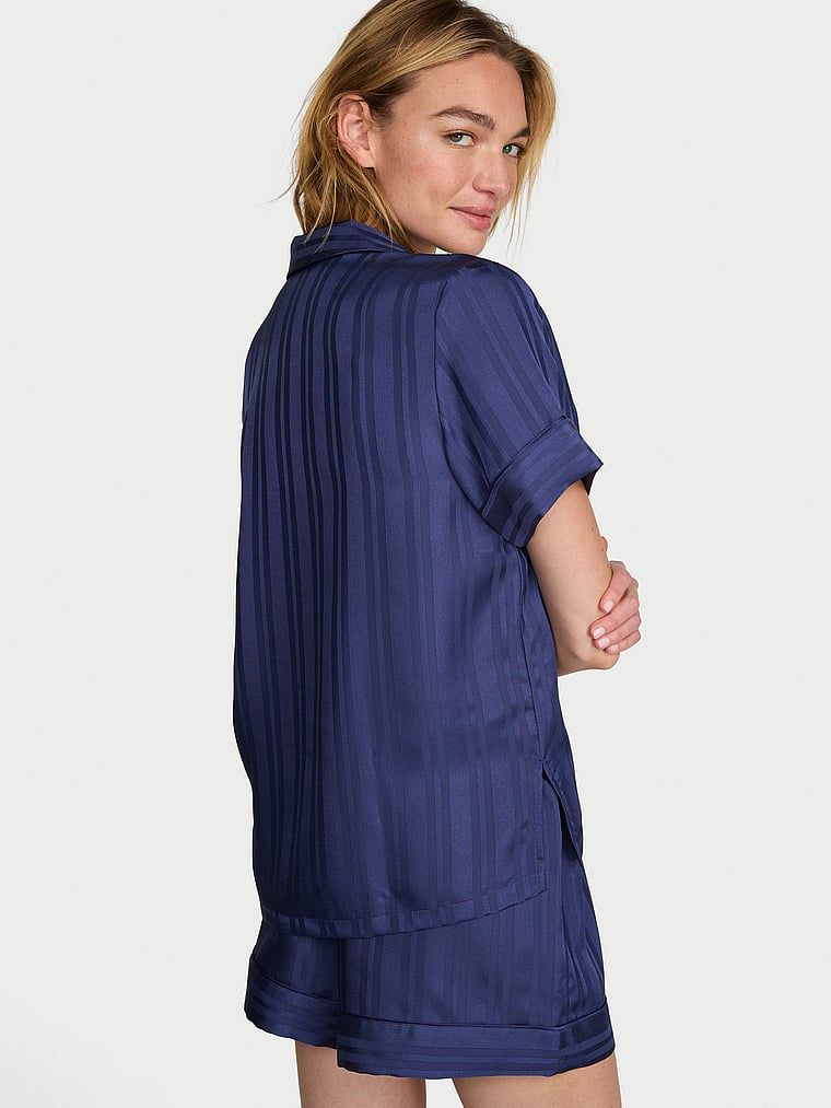 Pijamale de satin cu pantaloni scurți semnătură. Produsul este albastru și provine din colecția Victoria's Secret.