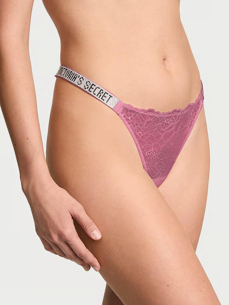 Chiloți brazilieni din dantelă Shine Strap cu bretele strălucitoare. Produsul este mov și provine din colecția Very Sexy.