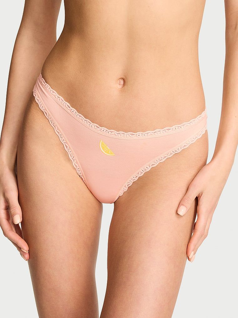 Tanga de bumbac cu dantelă pe margini: talie din dantelă. Produsul este roz și provine din colecția Lace Trim.