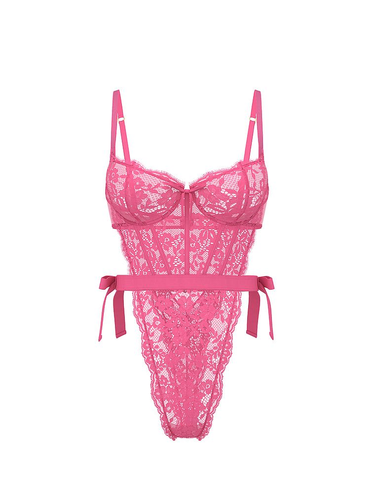 Costum de dantelă grozav. Produsul este roz și provine din colecția Dream Angels.