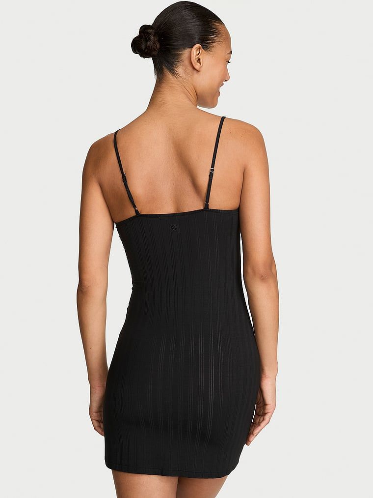 Cămașă de noapte realizată din SoSoft Ultra-Fine modal. Produsul este negru și provine din colecția Victoria's Secret.