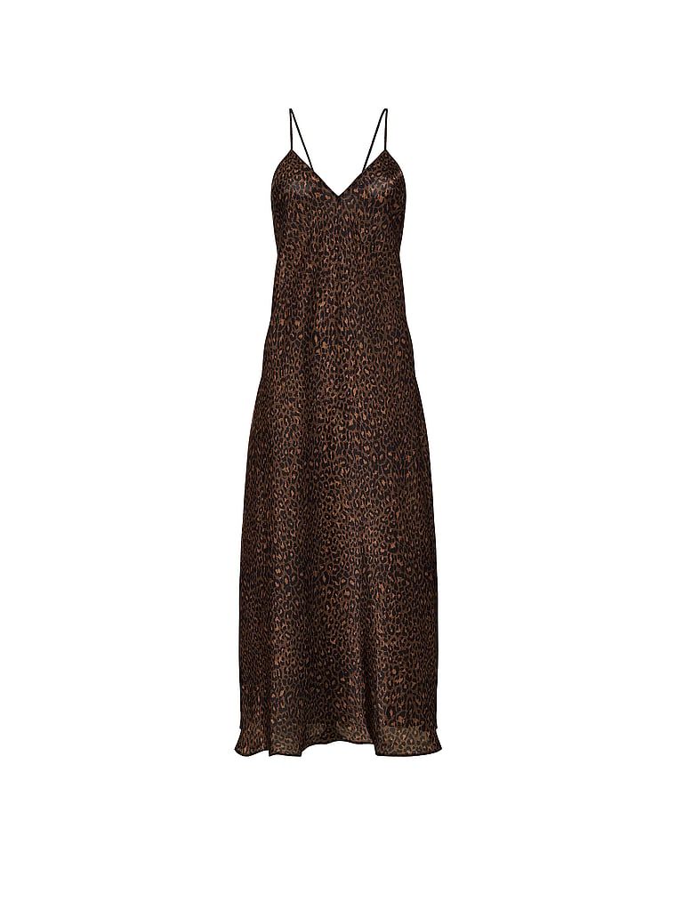 Rochie lungă, transparentă din satin, Luxe Sheer Slip. Produsul este modelat și provine din colecția Victoria's Secret.