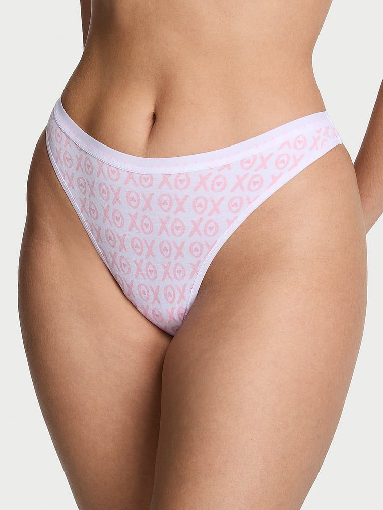 Tanga de bumbac cu picior înalt. Produsul este modelat și provine din colecția Victoria's Secret.