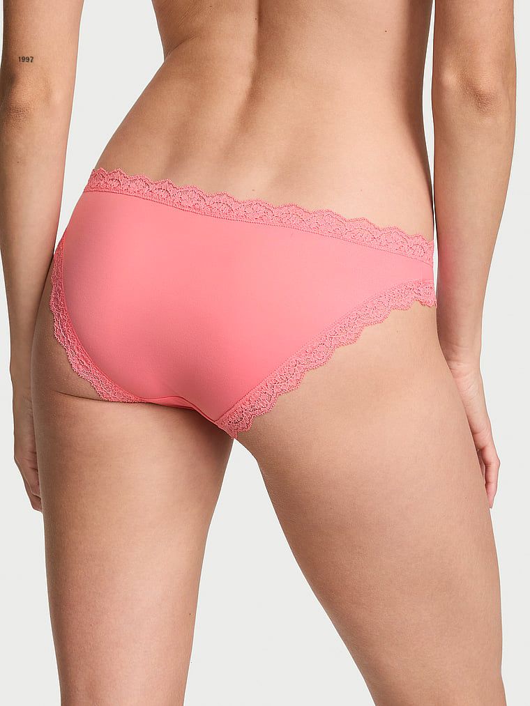 Chiloți din dantelă pe marginea bikiniului cu dantelă. Produsul este roz și provine din colecția Dream Angels.