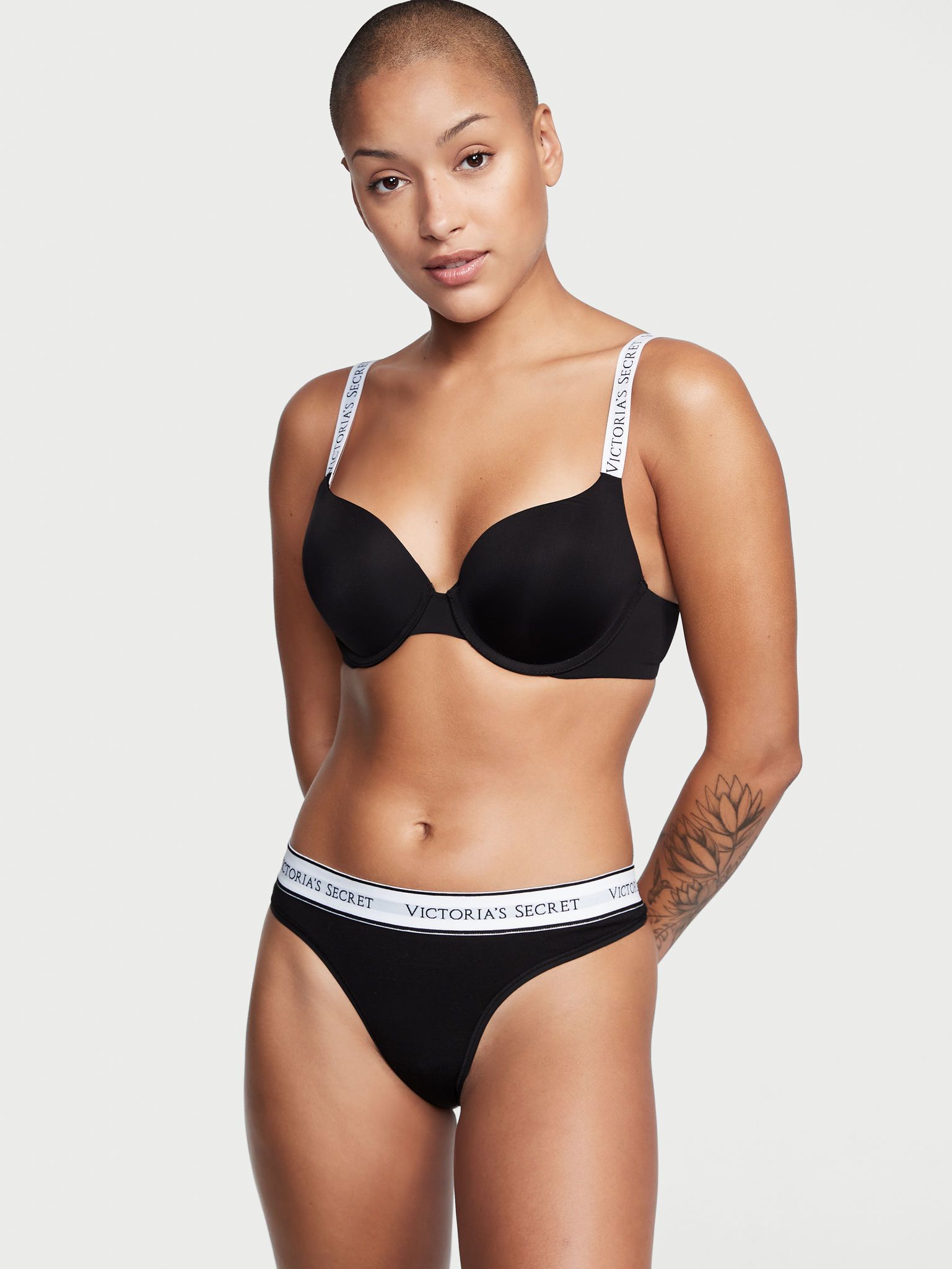 Tanga din bumbac cu logo în talie. Produsul este negru și provine din colecția Bumbac.