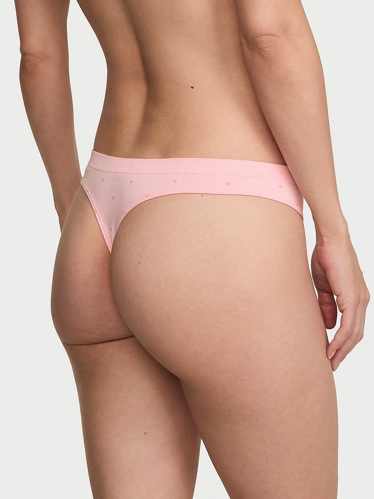 Tanga fără cusură. Produsul este modelat și provine din colecția Seamless (Seamless Collection).