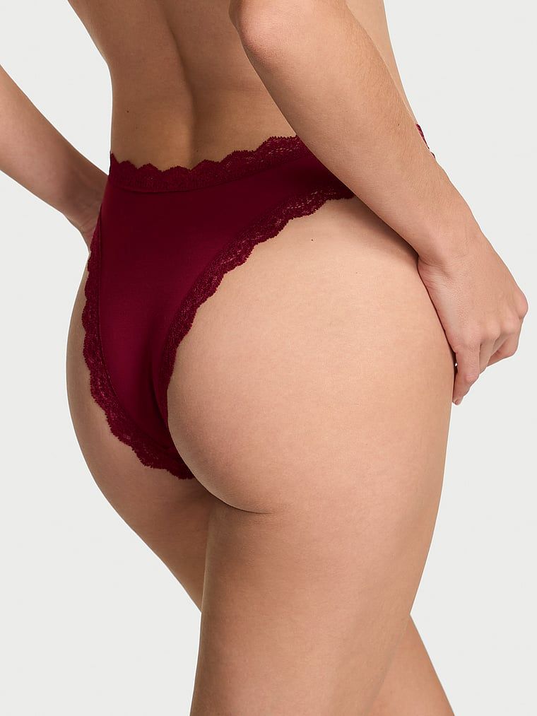 Chiloți brazilieni cu dantelă din dantelă brazilian. Produsul este de culoare roșie și provine din colecția Body by Victoria.